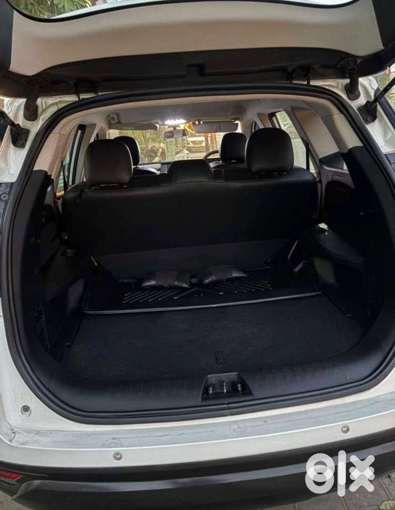 Mahindra Xuv700 Petrol Well Maintained