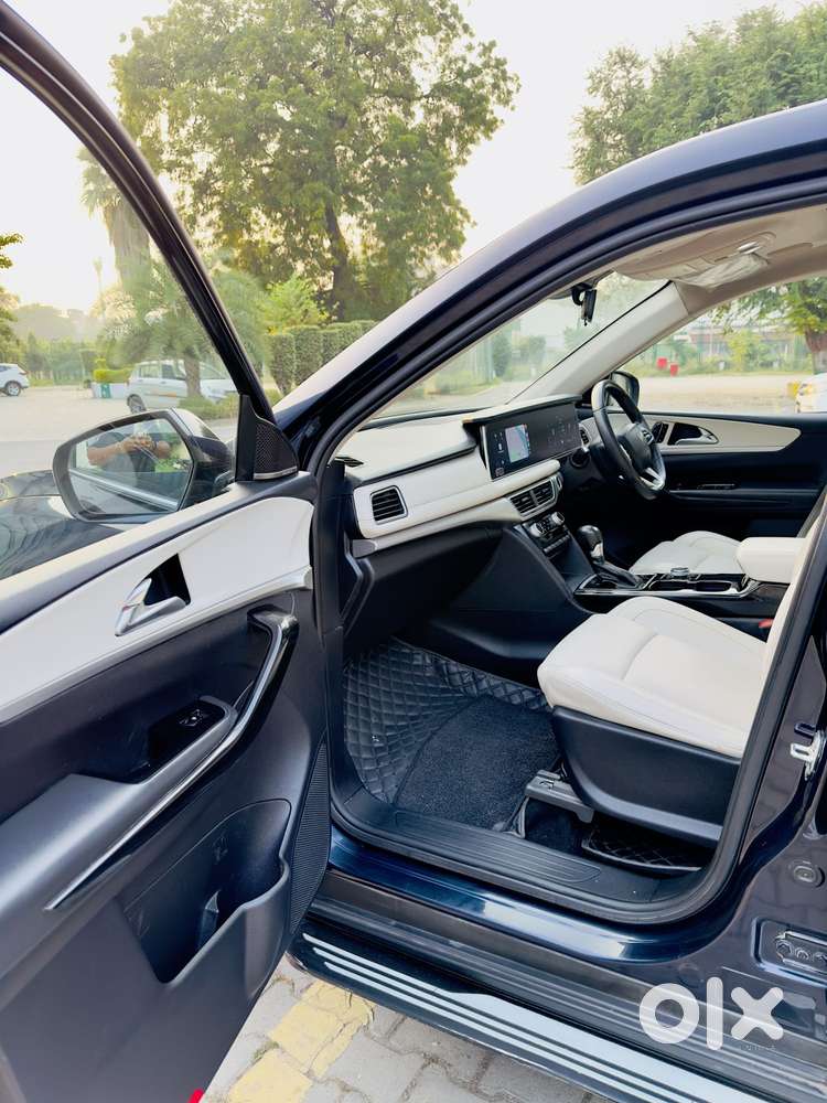 Mahindra Xuv700 2.2 Ax 7 Diesel At Luxury Pack Str Awd, 2022, Diesel