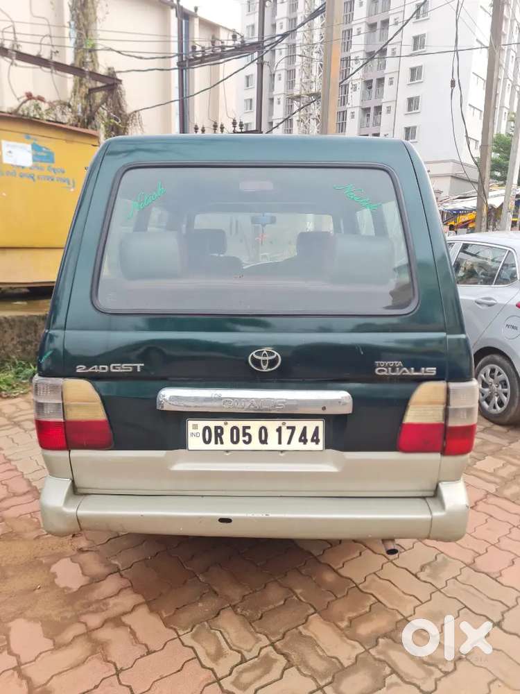 8 Seater Car