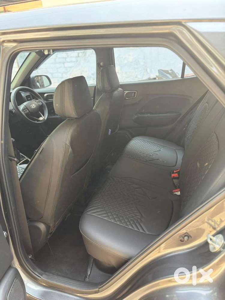 Hyundai Venue 2025 Petrol 800 Km Driven