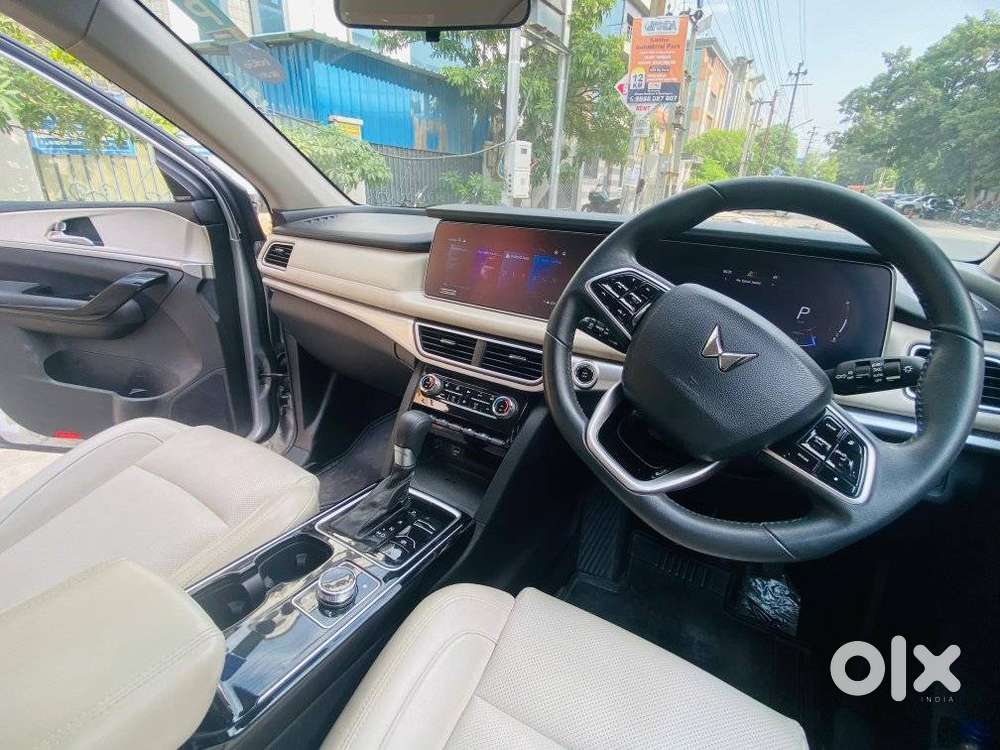 Mahindra Xuv700 2.0 Ax 7 Petrol At Str, 2023, Petrol
