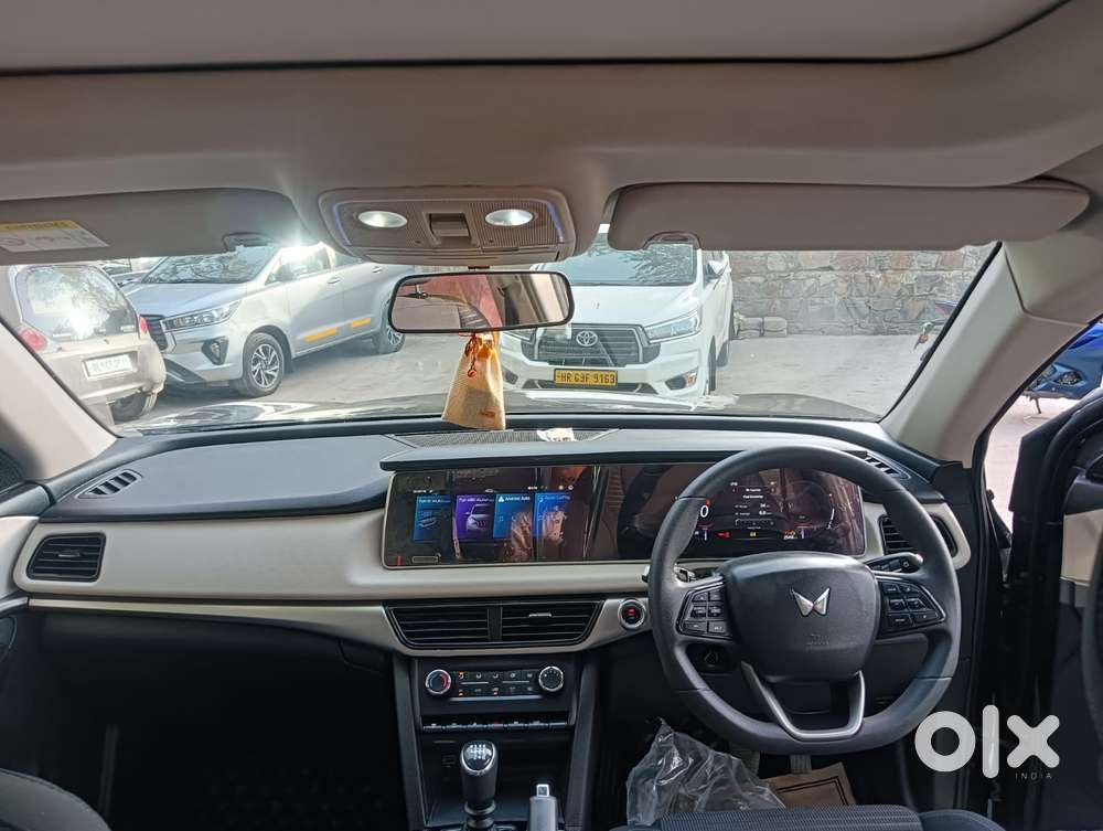 Mahindra Xuv700 2.0 Ax 5 Petrol Mt 7 Str, 2024, Petrol