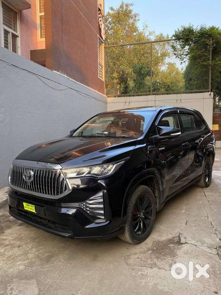 Toyota Innova Hycross