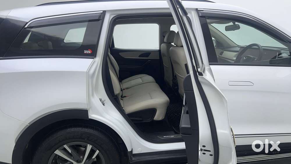 Mahindra Xuv700 2.0 Ax 5 Petrol Mt 7 Str, 2022, Petrol