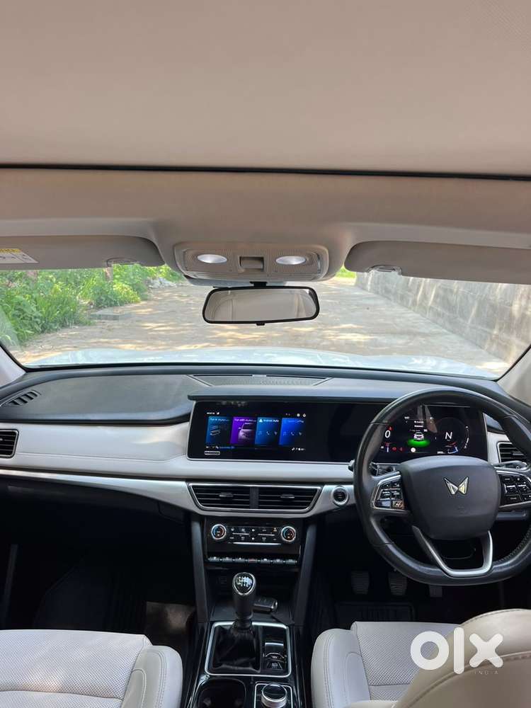 Mahindra Xuv700 2025 Ax7l Top End Diesel