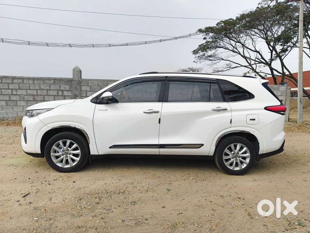Toyota Innova Hycross 2.0 Vx (o) Hybrid 8 Str, 2025, Petrol