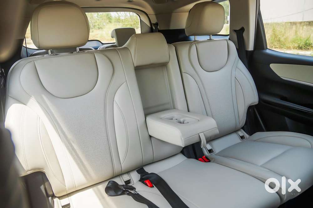 Mahindra Xuv700 Ax7l 6 Str At, 2023, Petrol