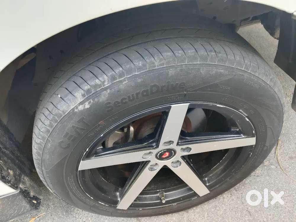 Toyota Innova Crysta 6+1 Alloy Wheel, New Tyres, Good Condition, New B