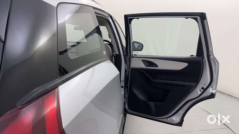 Mahindra Xuv700 2.0 Ax 5 Petrol At Str, 2023, Petrol