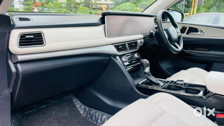 Mahindra Xuv700 2.0 Ax 7 Petrol At Luxury Pack Str, 2024, Petrol
