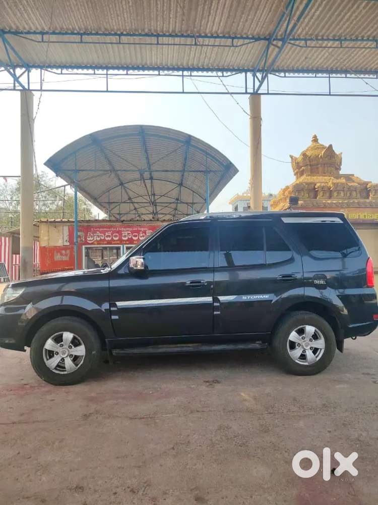 Tata Safari Storme 2015