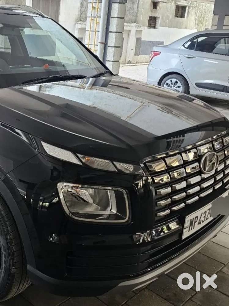 Hyundai Venue 2024 Petrol 15700 Km Driven