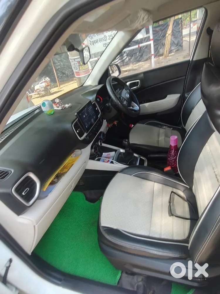 Hyundai Venue 2023 Petrol 32000 Km Driven