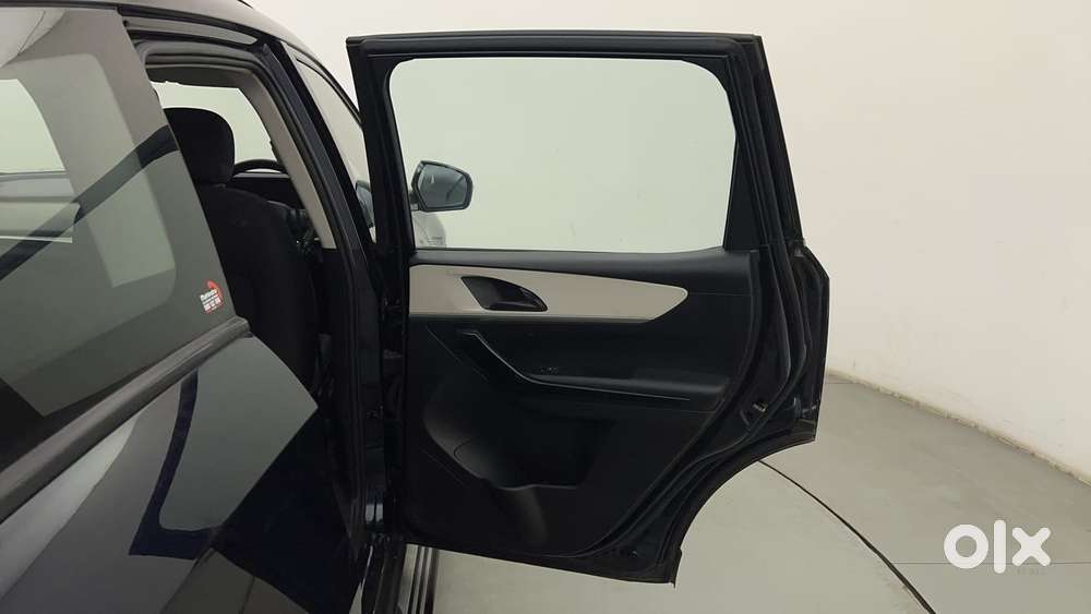 Mahindra Xuv700 2.0 Ax 5 Petrol Mt 7 Str, 2022, Petrol