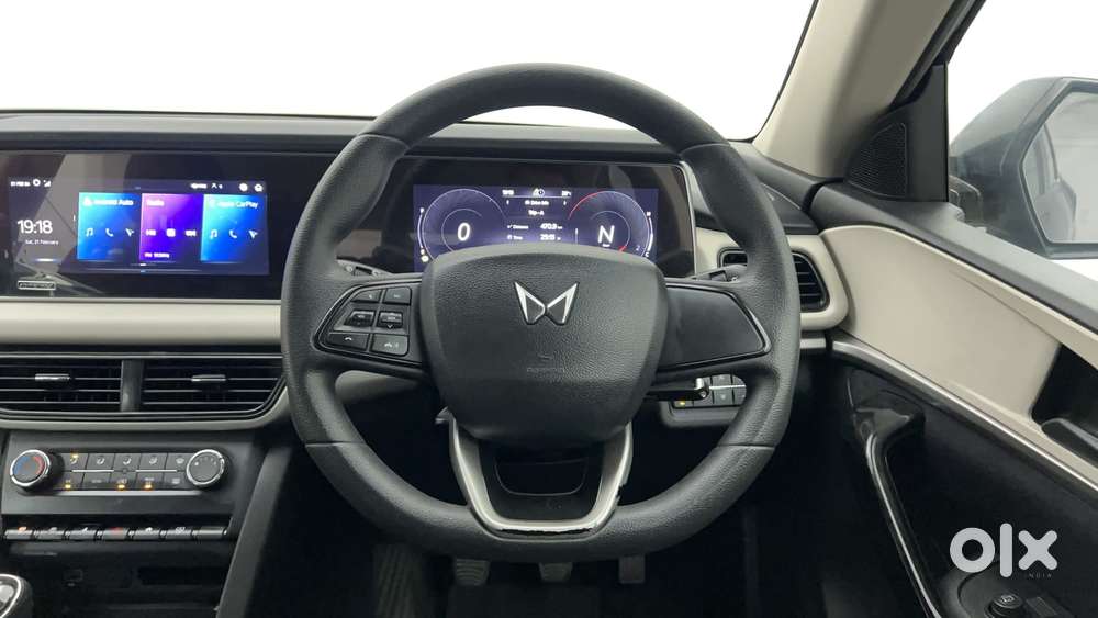 Mahindra Xuv700 2.0 Ax 5 Petrol Mt 7 Str, 2022, Petrol