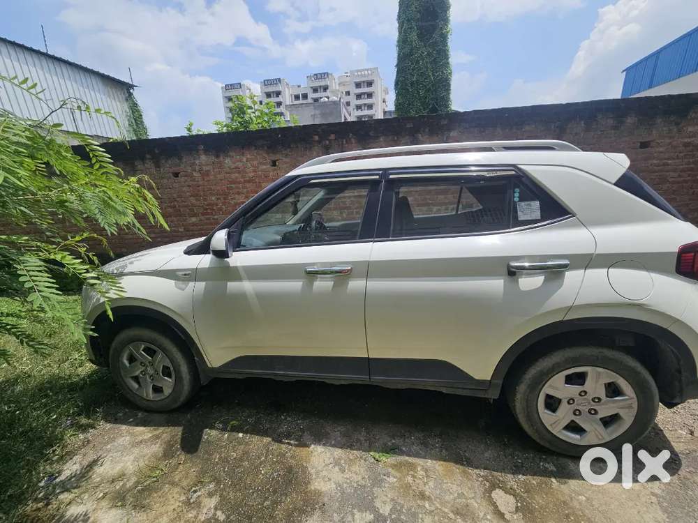 Hyundai Venue 2019 Petrol 43000 Km Driven
5.75