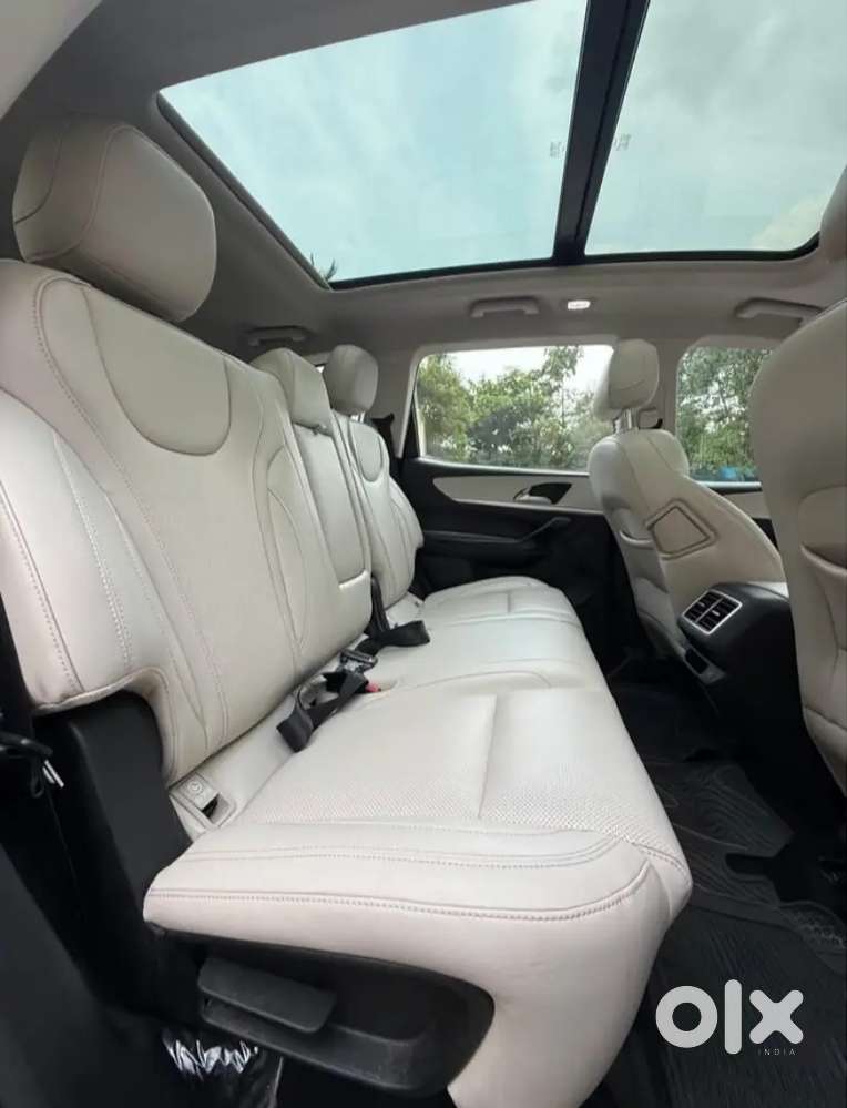 Mahindra Xuv700 Ax7 Diesel  Manual2023 1st Owner