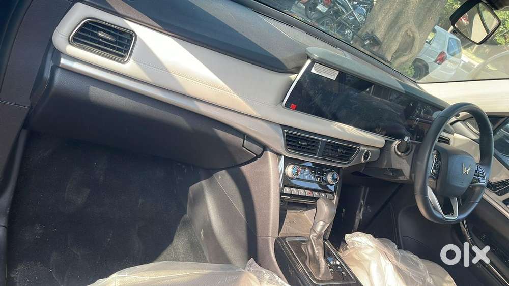 Mahindra Xuv700 Ax7l 2025 Reg Petrol
