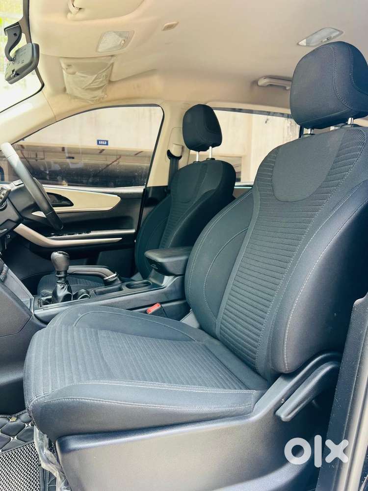 Mahindra Xuv700 2.0 Mx Petrol Mt 5 Str, 2022, Petrol