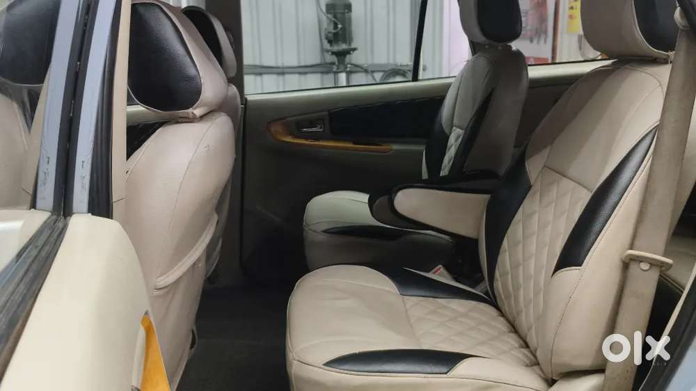 Toyota Innova 2011, 2.5 V Model