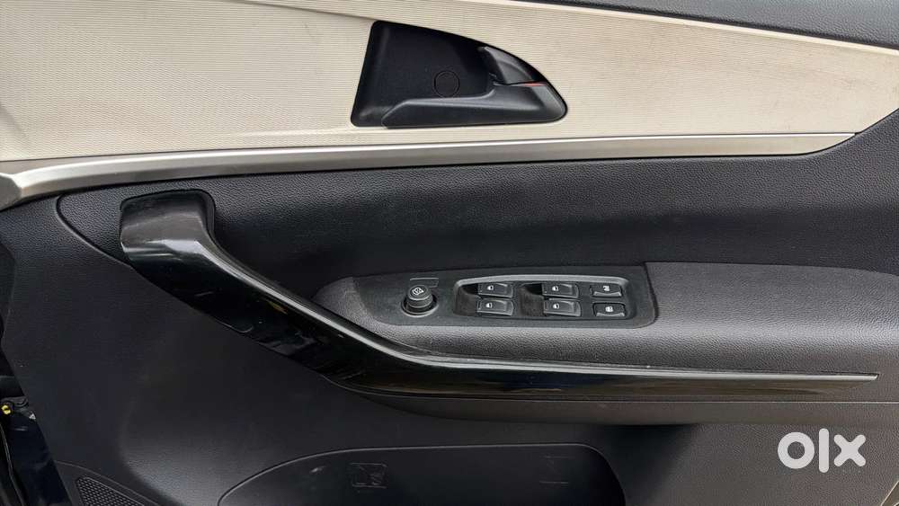 Mahindra Xuv700 2.0 Ax 5 Petrol At Str, 2023, Petrol