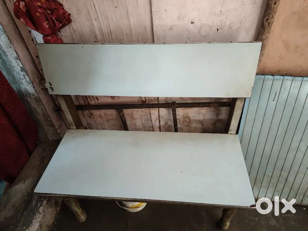 Seating table