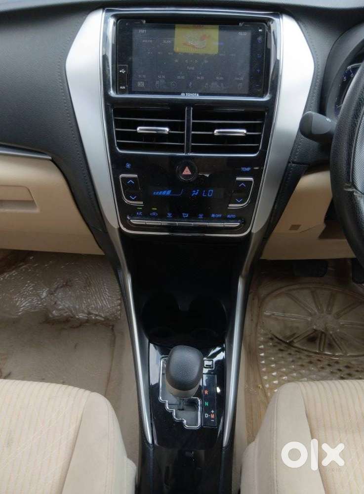 Toyota Yaris V Cvt, 2018, Petrol