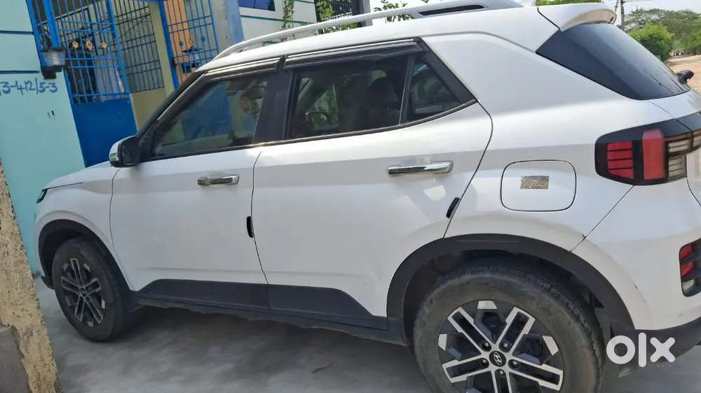 Hyundai Venue 2023 Petrol 8000 Km Driven Automatic Driving