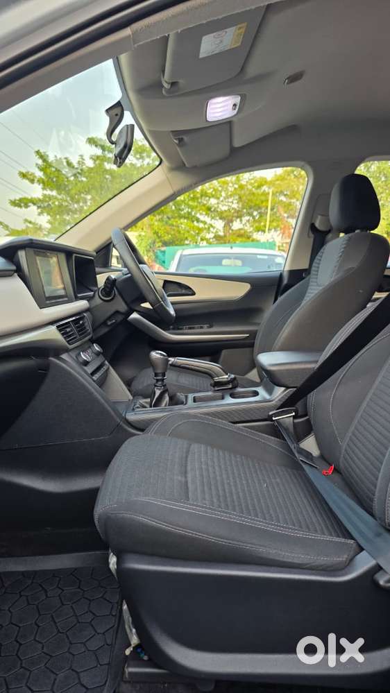 Mahindra Xuv700 2.0 Mx Petrol Mt 5 Str, 2022, Petrol