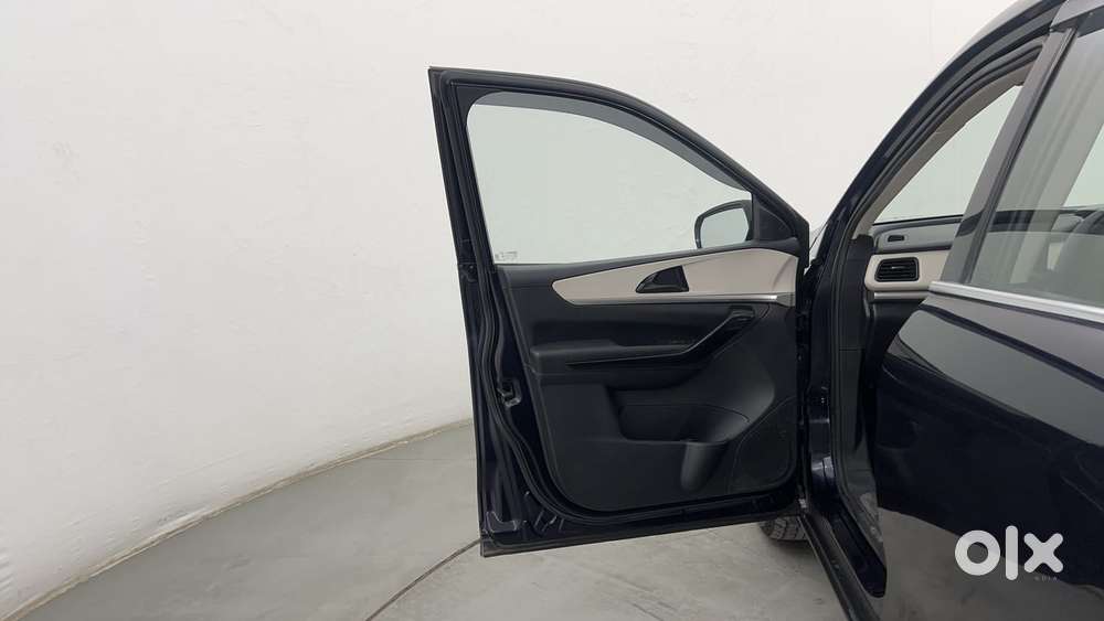 Mahindra Xuv700 2.0 Ax 5 Petrol At Str, 2022, Petrol