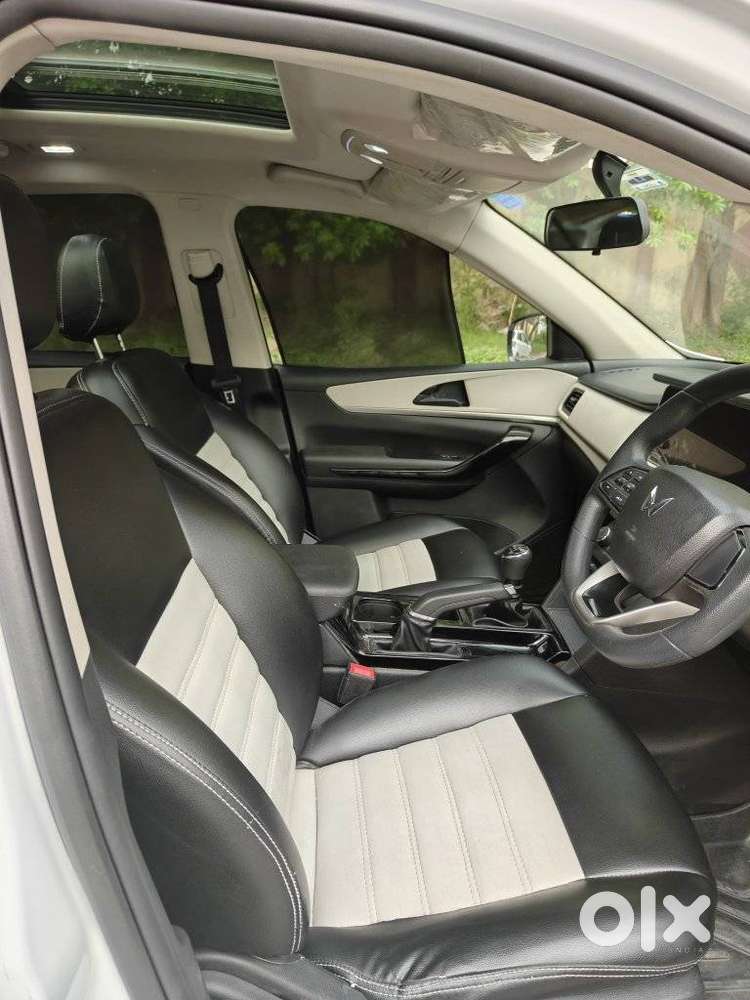 Mahindra Xuv700 2.0 Ax 5 Petrol Mt Str, 2023, Petrol