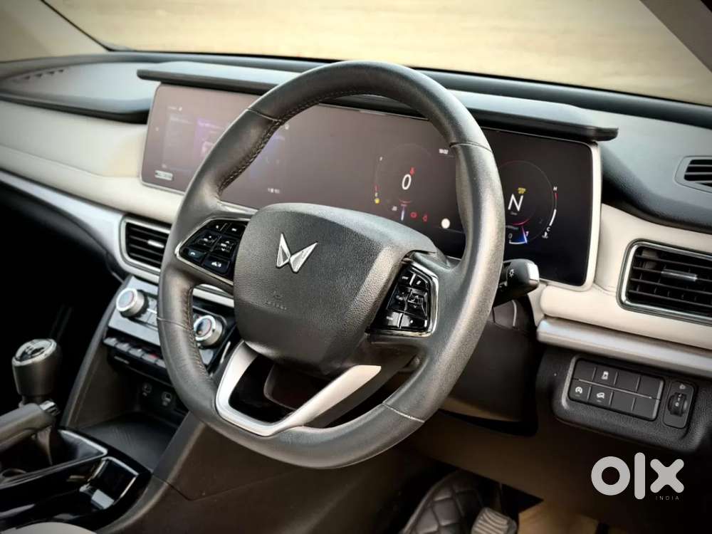 Mahindra Xuv700 2.0 Ax 7 Petrol Mt Str, 2025, Petrol