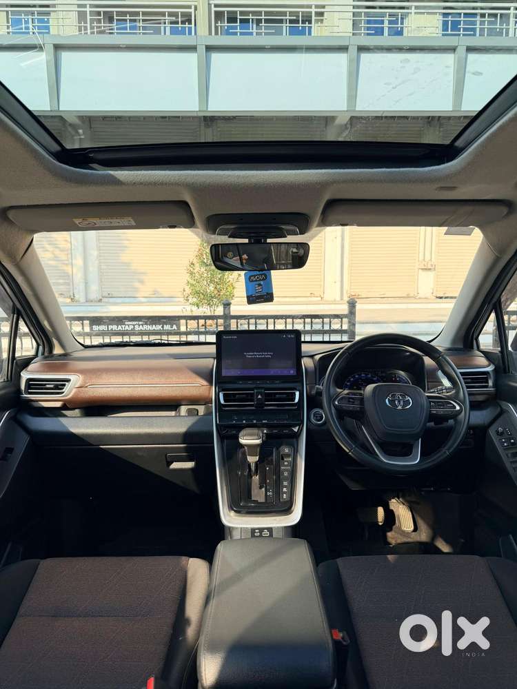 Toyota Innova Hycross