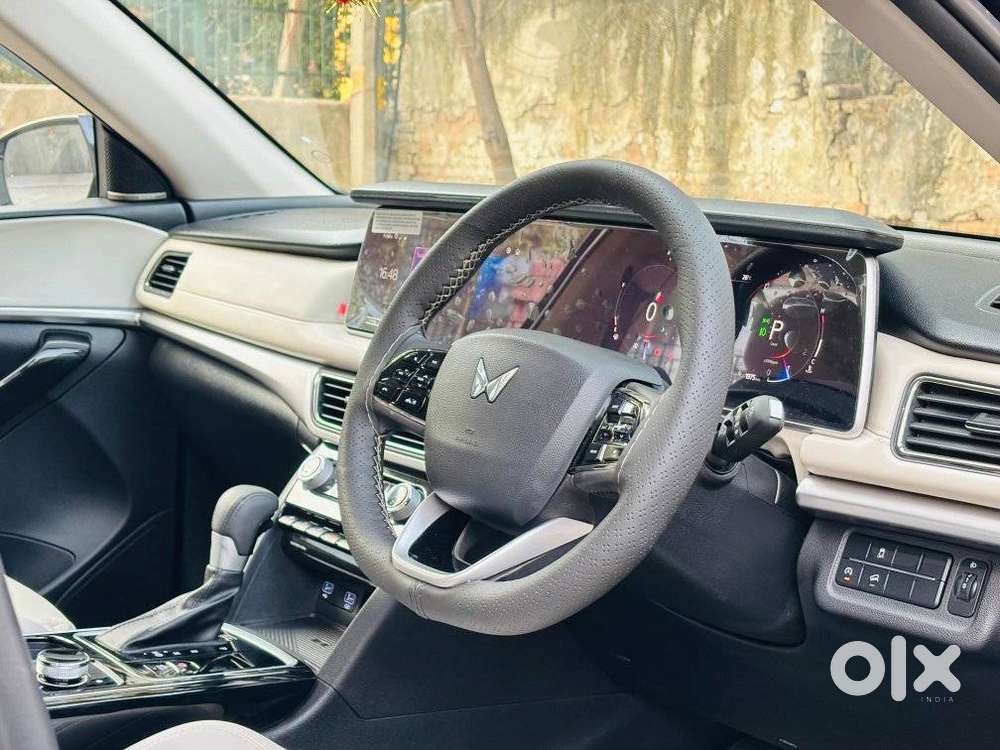 Mahindra Xuv700 2.2 Ax 7 Diesel At Luxury Pack Str, 2025, Diesel