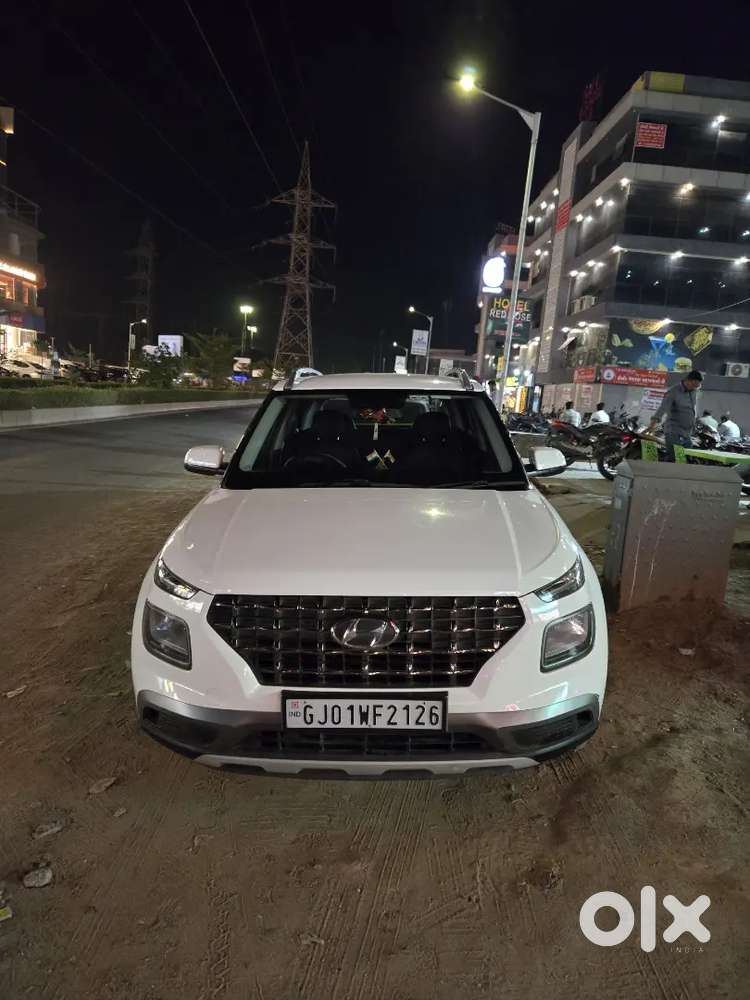 Well Maintained Venue S Petrol + Cng White Colour For Sale