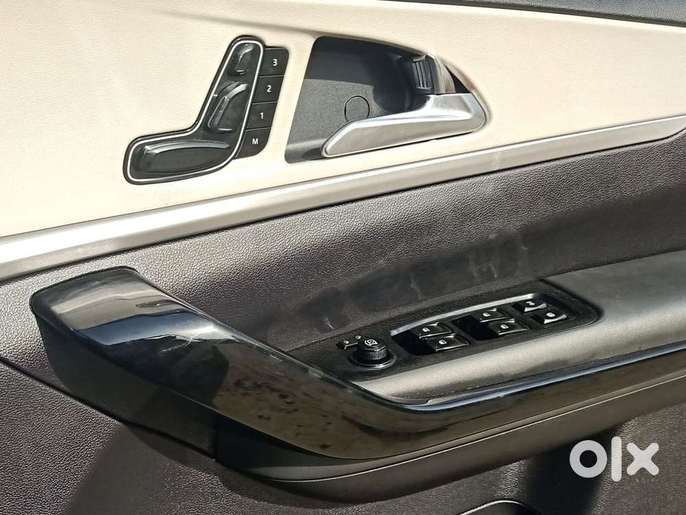 Mahindra Xuv700 2.0 Ax 7 Petrol At Str, 2023, Petrol