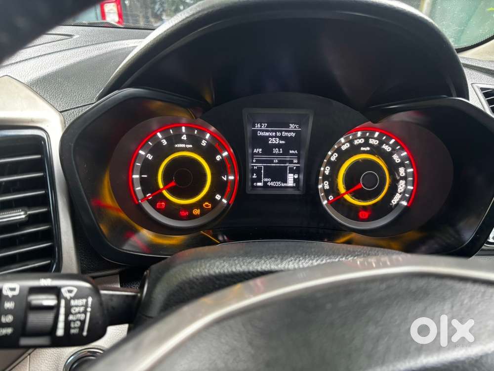 Mahindra Xuv300 Petrol 2021 W8 Pearl-white, 1st Owner