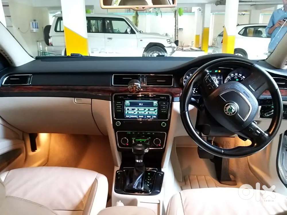 Skoda Superb 2011 Diesel 80000 Km Driven