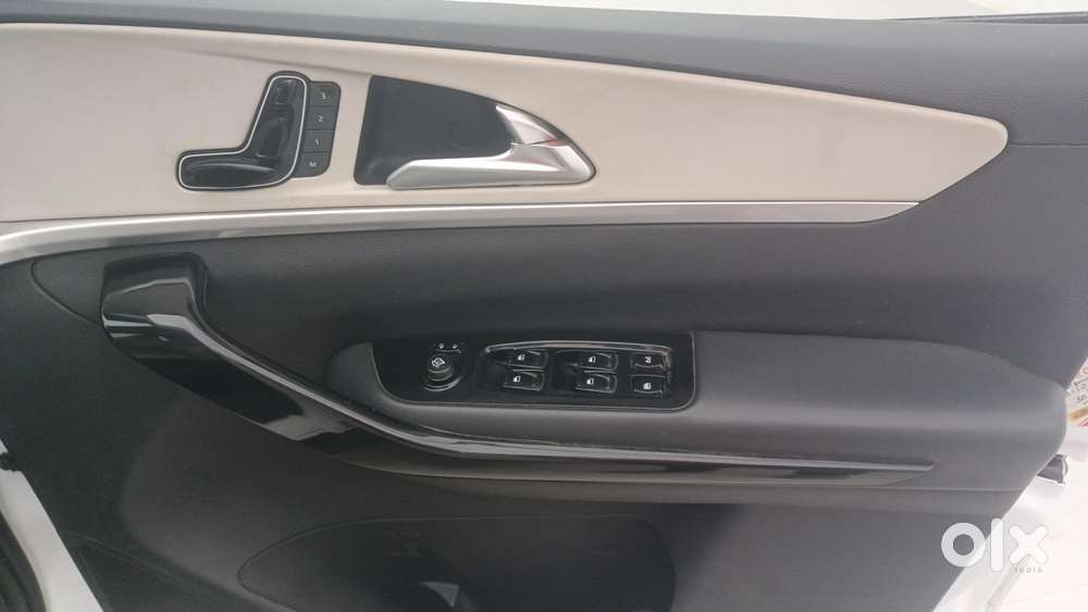 Mahindra Xuv700 2.0 Ax 7 Petrol At Luxury Pack Str, 2023, Petrol