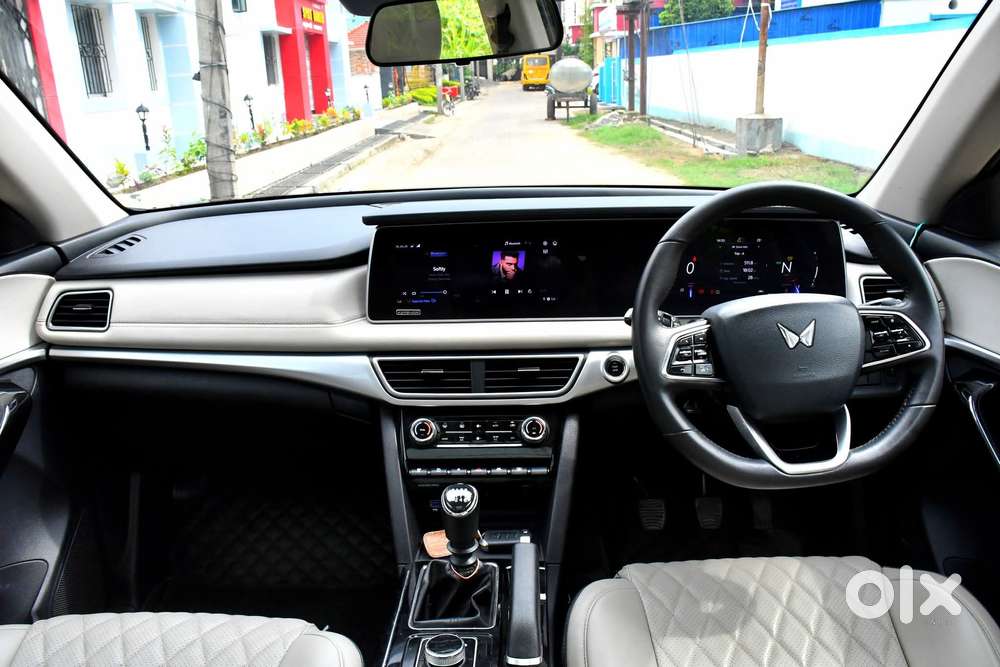 Mahindra Xuv700 2.0 Ax 7 Petrol Mt Str, 2022, Petrol