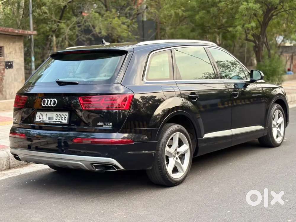 Black Colour Audi Q7 Technology
