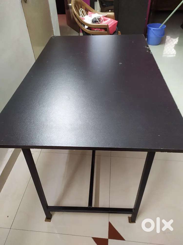 Sturdy Plywood Table for Sale &ndash; Excellent Condition, Durable