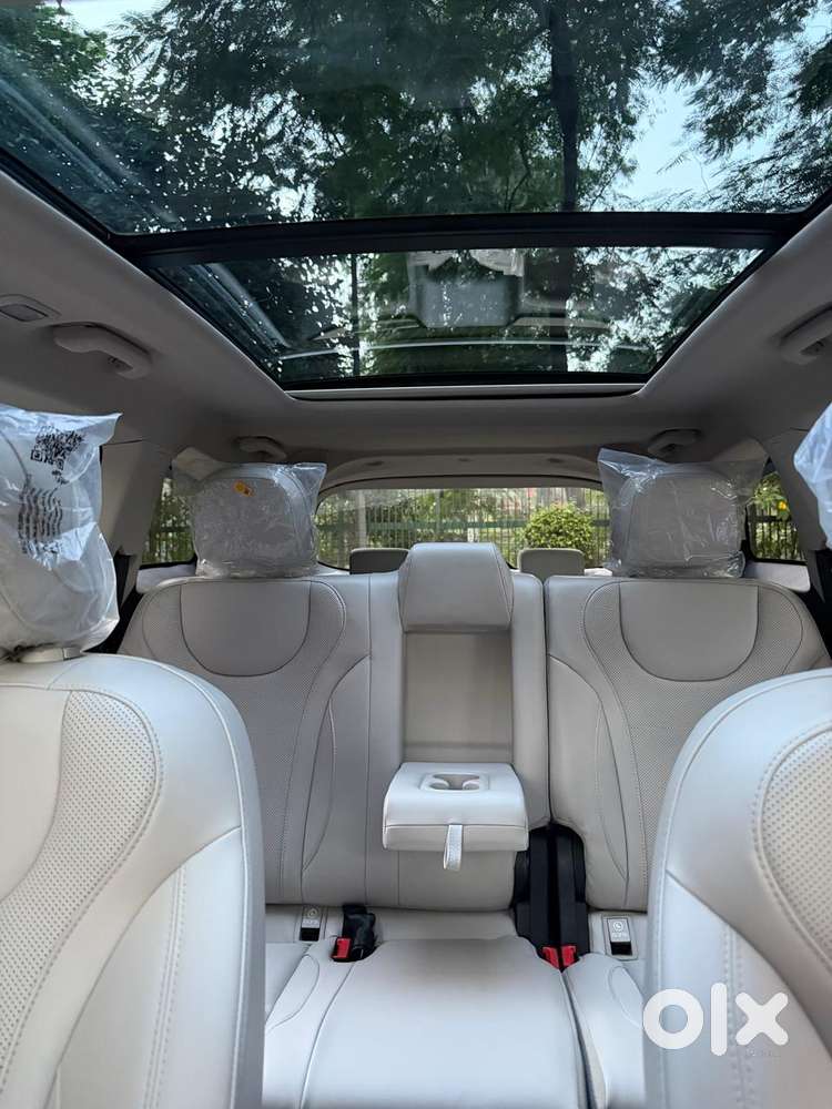 Mahindra Xuv700 Ax7 Luxury Pack Awd, 2025, Petrol