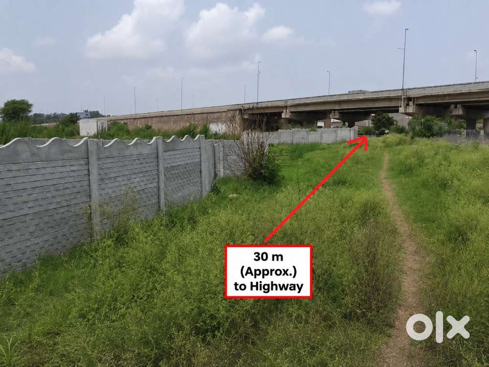 105 sqyd plot next to highway