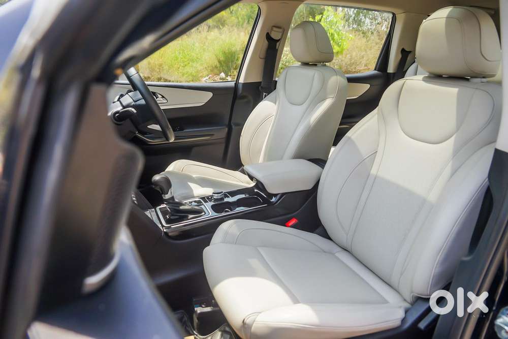 Mahindra Xuv700 Ax7l 6 Str At, 2023, Petrol