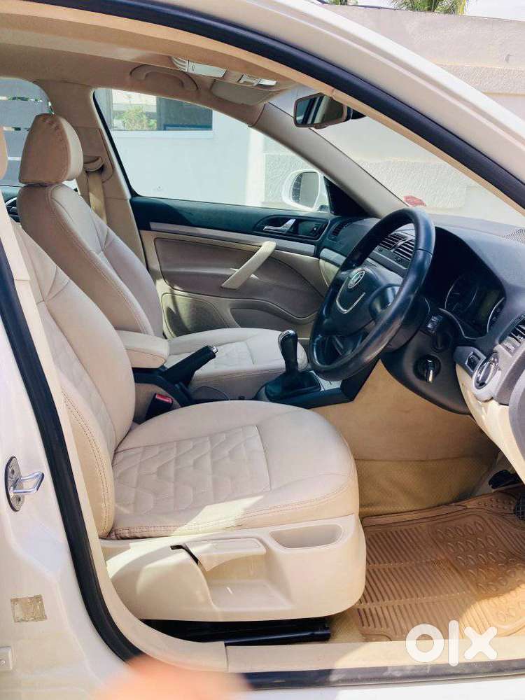 Skoda Laura Ambiente 2.0 Tdi Cr Manual, 2010, Diesel