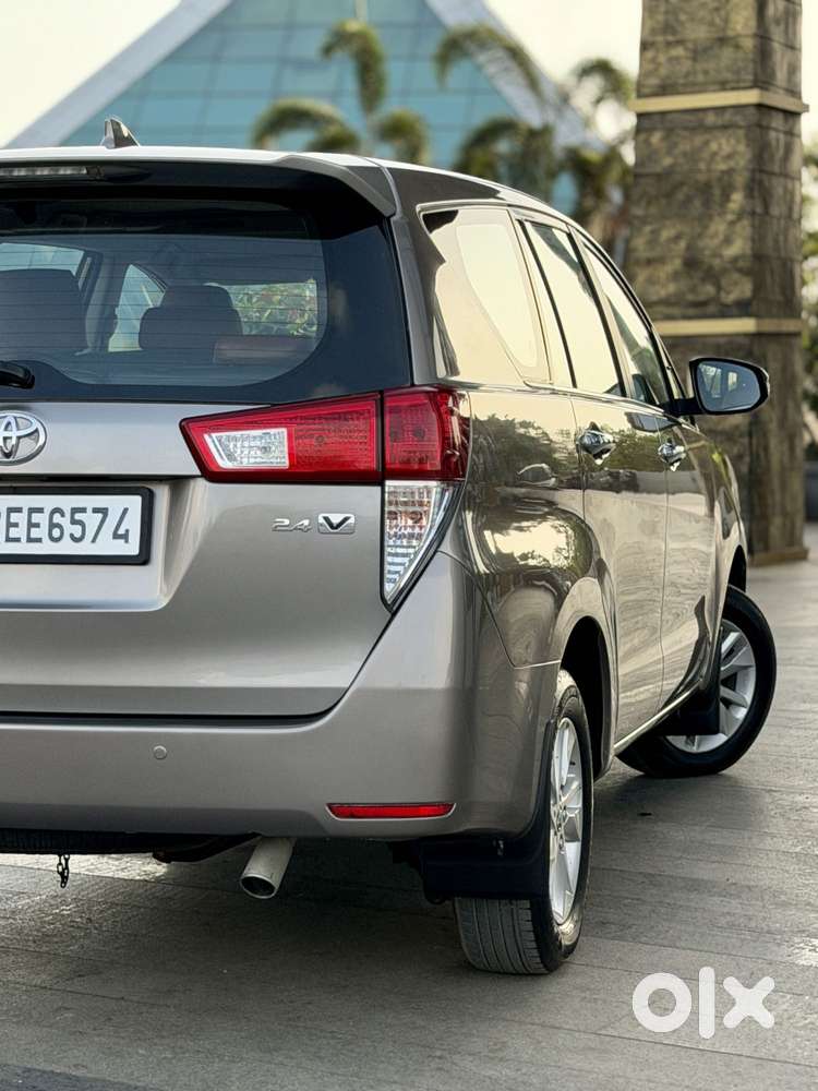 Toyota Innova Crysta 2.4 V 8 Str, 2016, Diesel