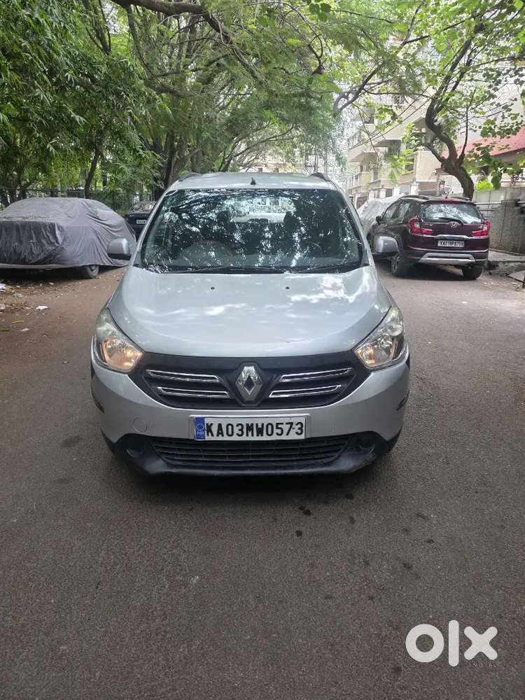 Renault Lodgy 85 Psi Rxl Dci 2015 Sliver In Very Good Condition.