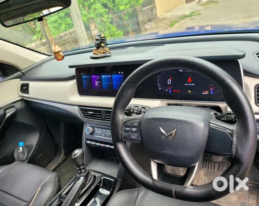 Mahindra Xuv700 2.0 Ax 5 Petrol Mt 7 Str, 2022, Petrol