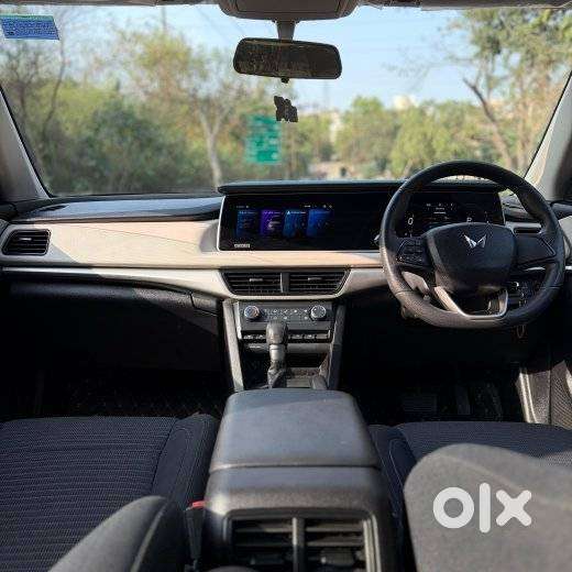 Mahindra Xuv700 2.0 Ax 5 Petrol At Str, 2023, Petrol